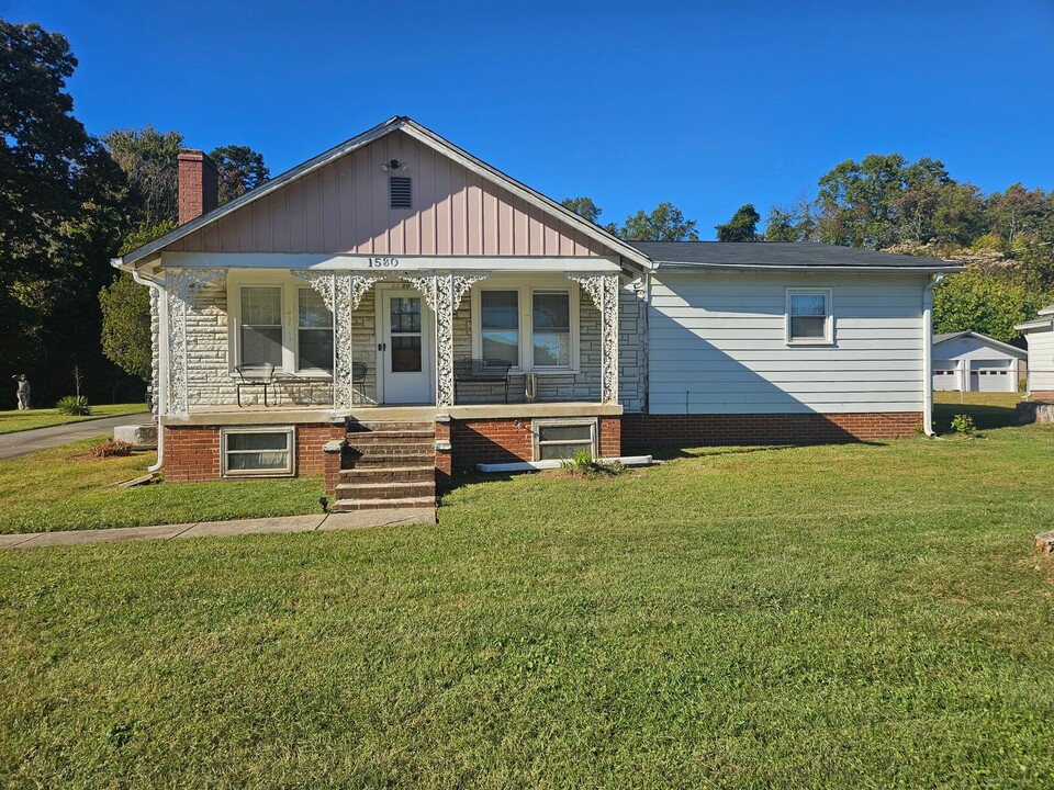 1580 Bethania-Rural Hall Rd in Winston-Salem, NC - Building Photo