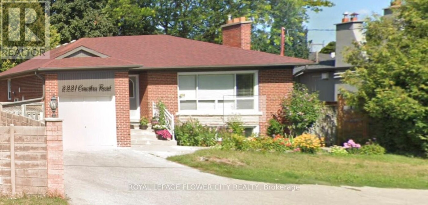 2221 Cawthra Rd in Mississauga, ON - Building Photo