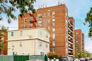 8470 129th St in Kew Gardens, NY - Building Photo