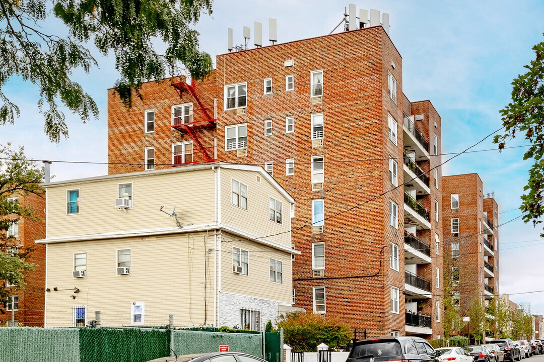 8470 129th St in Kew Gardens, NY - Building Photo