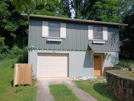 81 Welch St in Waynesville, NC - Building Photo