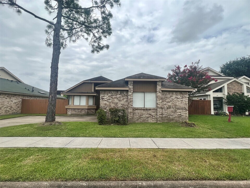 7831 Redgate Cir in Houston, TX - Building Photo