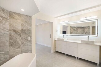 3500 Mystic Pointe Dr in Aventura, FL - Building Photo - Building Photo