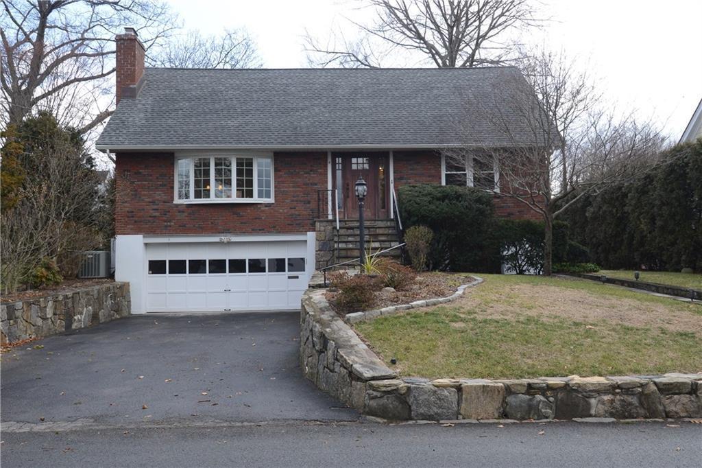 4 Knollwood Rd in Eastchester, NY - Building Photo