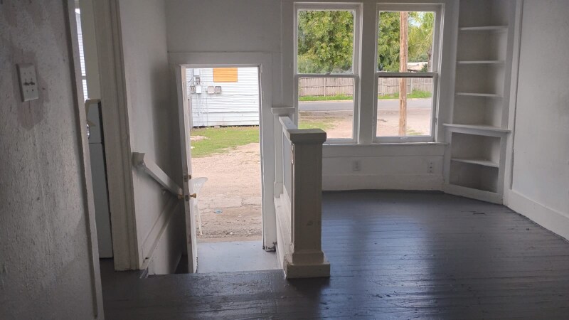 201-203 E Washington Ave-Unit -205-Apt3 in Harlingen, TX - Building Photo