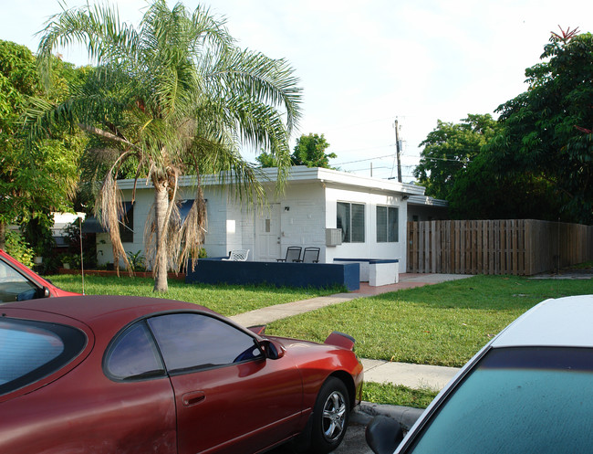 2135 NE 170th St in Miami, FL - Foto de edificio - Building Photo