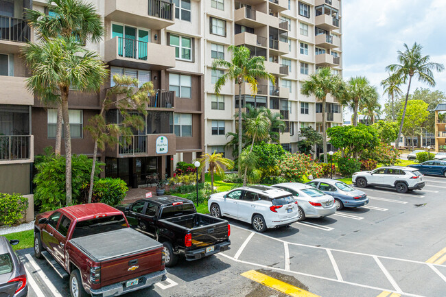 Island Club Condominiums in Pompano Beach, FL - Building Photo - Building Photo