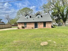 509 Dwyer St in Angleton, TX - Building Photo