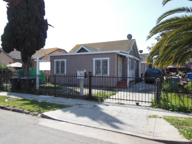 932-934 W 73rd St in Los Angeles, CA - Building Photo