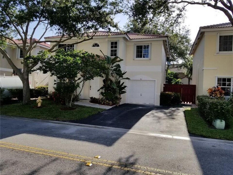 90 NW 110th Ave in Plantation, FL - Building Photo