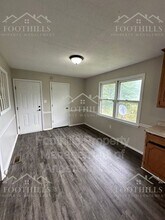 122 Smith Dr in Pelzer, SC - Foto de edificio - Building Photo