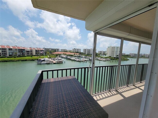 7600 Sun Island Dr S in South Pasadena, FL - Building Photo - Building Photo