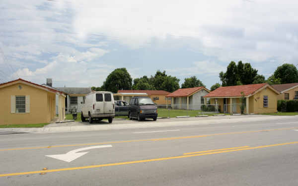 5951 E 4th Ave in Hialeah, FL - Foto de edificio