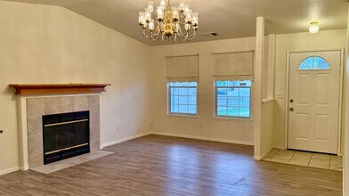 945 Don Medico Dr in Hanford, CA - Building Photo - Building Photo