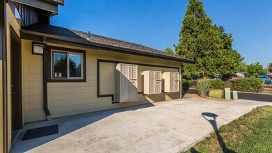 220 Holiday Ln in Talent, OR - Building Photo - Building Photo