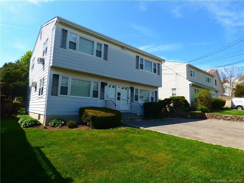 52 Rodwell Ave in Greenwich, CT - Building Photo