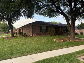 1401 Fieldstone Ct E in Bedford, TX - Building Photo - Building Photo