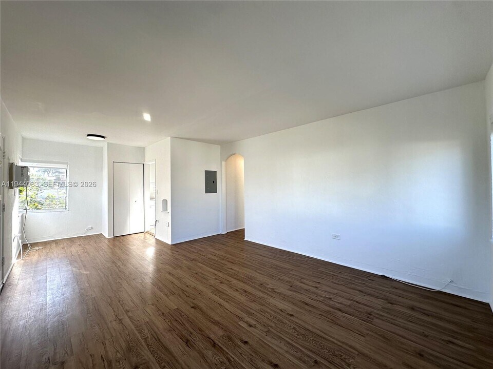 1910 Biarritz Dr in Miami, FL - Building Photo