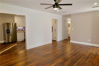 1221 S Austin Ave in Georgetown, TX - Building Photo - Building Photo
