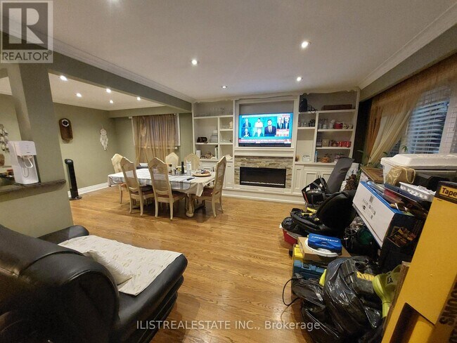 48 Lozoway Dr in Toronto, ON - Building Photo - Building Photo