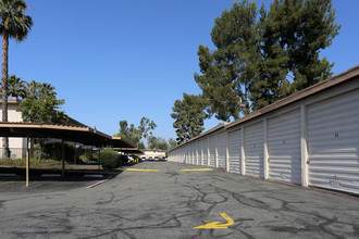 Plaza Verde in Escondido, CA - Foto de edificio - Building Photo