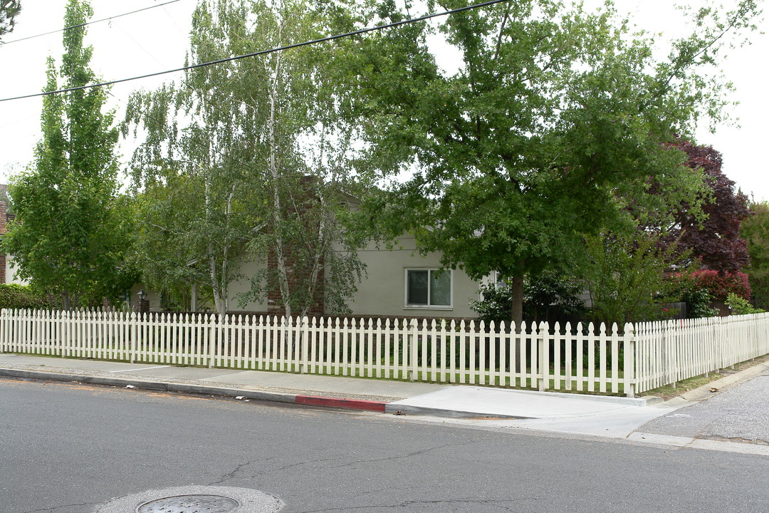 699 Roble Ave in Menlo Park, CA - Building Photo