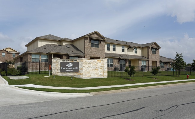 Townes on Tenth in Pflugerville, TX - Foto de edificio - Building Photo