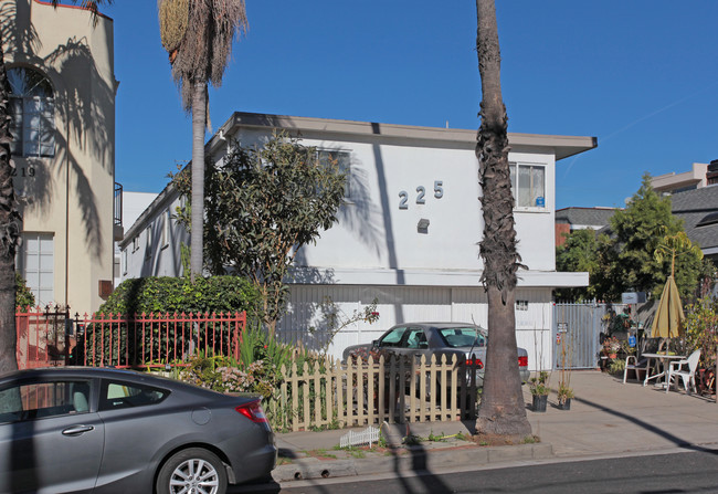 225 Bay St in Santa Monica, CA - Foto de edificio - Building Photo