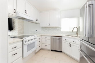 116 E Balboa Blvd in Newport Beach, CA - Building Photo - Building Photo