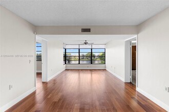 1524 Whitehall Dr in Davie, FL - Building Photo - Building Photo