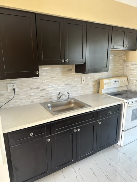 13990 NE 20th Ct in North Miami Beach, FL - Foto de edificio - Building Photo