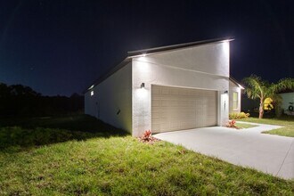 1057 Sabine Pl in Poinciana, FL - Foto de edificio - Building Photo