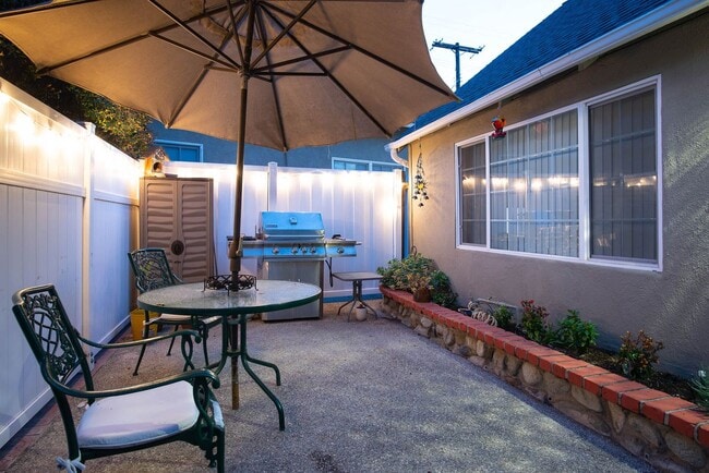 16145 Rayen St in Los Angeles, CA - Foto de edificio - Building Photo