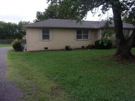 208 Westhill Dr in Lebanon, TN - Building Photo