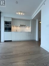 11 Wellesley St W in Toronto, ON - Building Photo - Building Photo