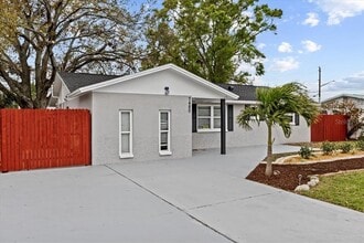 7480 Hobson St NE in St. Petersburg, FL - Foto de edificio - Building Photo