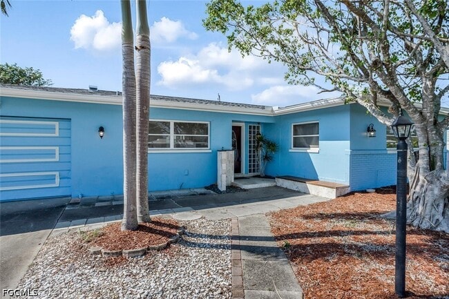 806 N Entrada Dr in Ft. Myers, FL - Building Photo - Building Photo