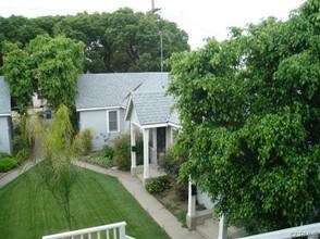 1346 N Fries Ave in Wilmington, CA - Foto de edificio - Building Photo