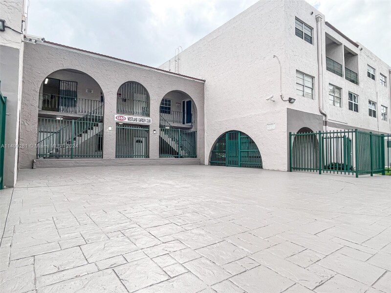 1350 W 53rd St-Unit -20 in Hialeah, FL - Building Photo