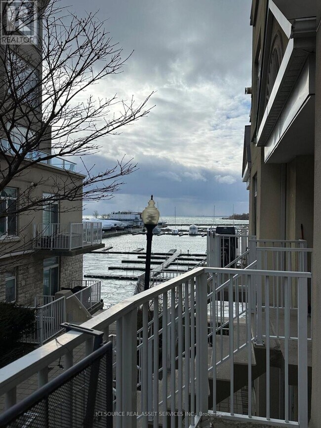 32 Stadium Rd in Toronto, ON - Building Photo - Building Photo