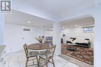 82 Harrison Dr in Newmarket, ON - Building Photo - Building Photo