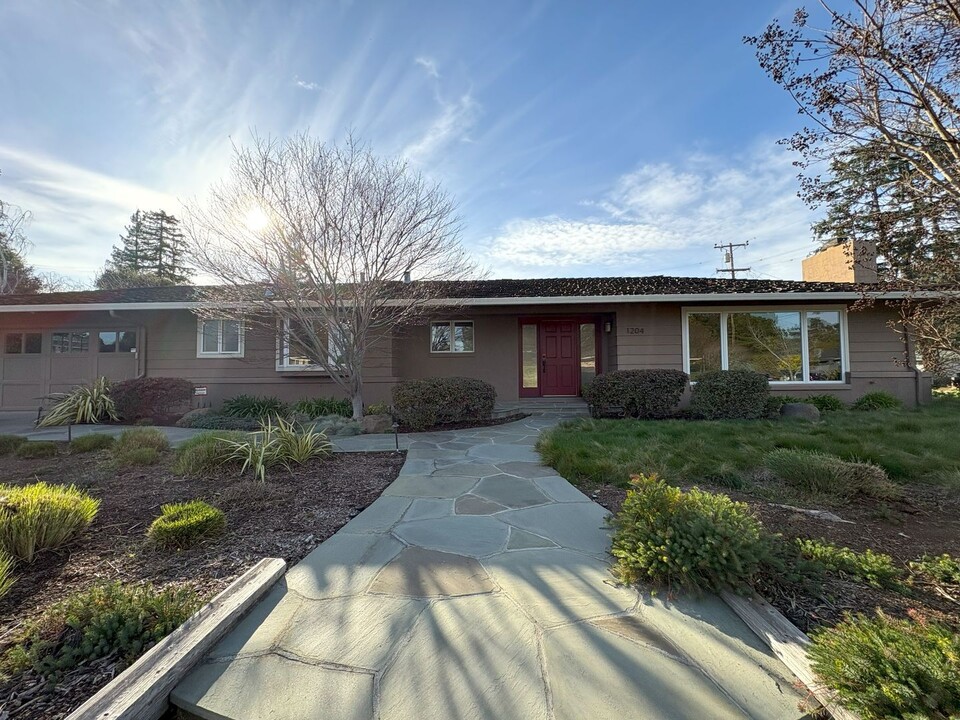 1204 Lisa Ln in Los Altos, CA - Building Photo