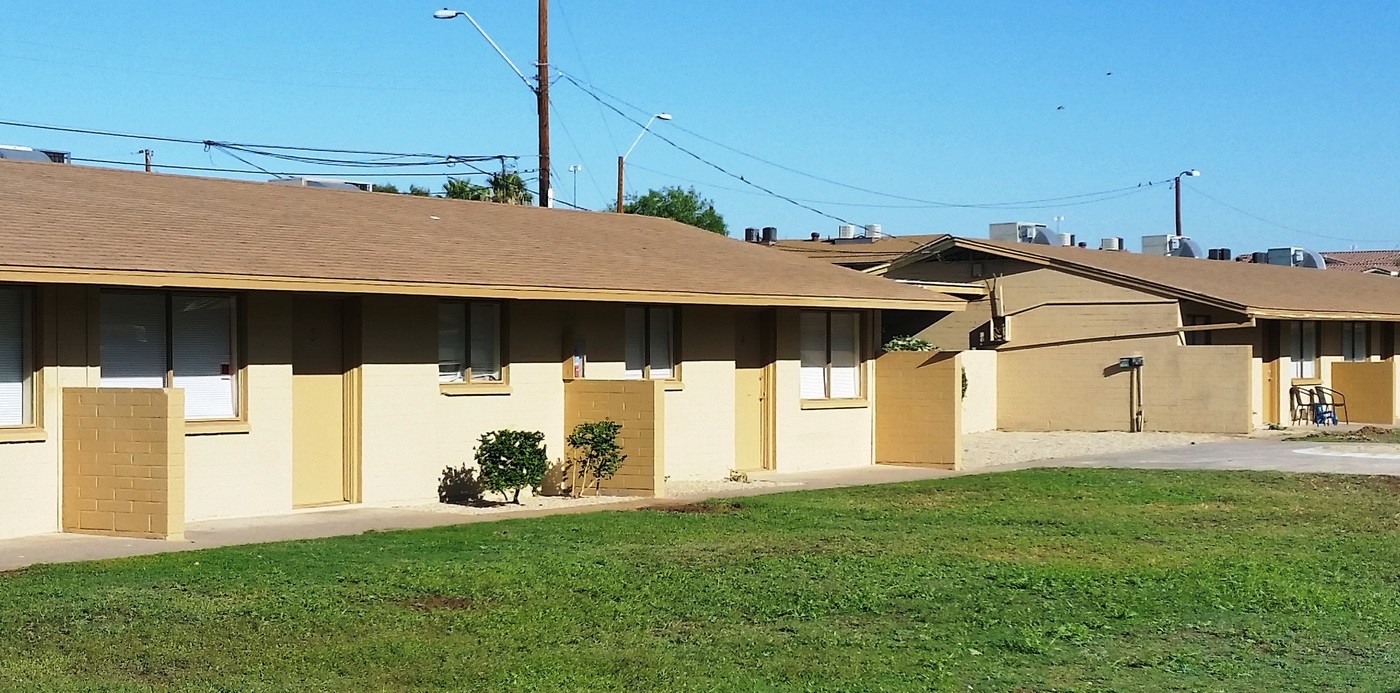 Devonshire Apartments in Phoenix, AZ - Building Photo