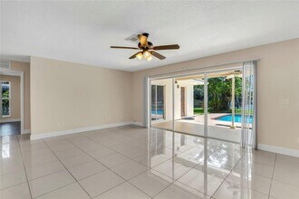 8592 NW 7th St, Unit 116I in Coral Springs, FL - Building Photo - Building Photo