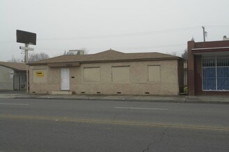 3030 E Olive Ave in Fresno, CA - Building Photo - Building Photo