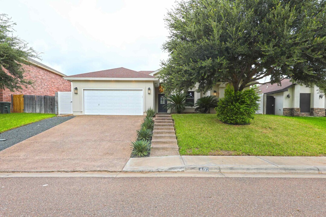 402 Starling Creek Loop in Laredo, TX - Building Photo
