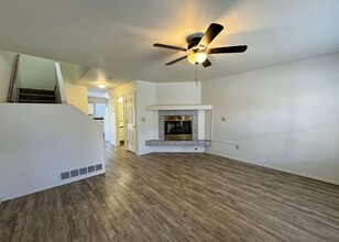 6913 Yellowpine Dr in Colorado Springs, CO - Foto de edificio - Building Photo