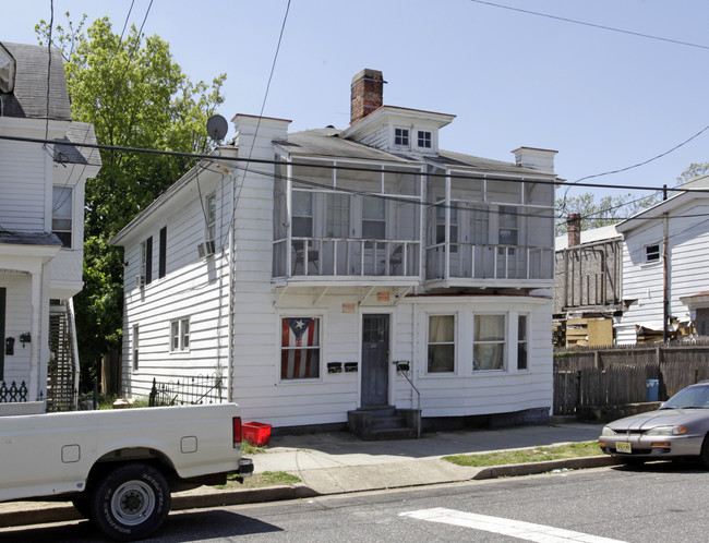 311 E Pine St in Millville, NJ - Foto de edificio - Building Photo