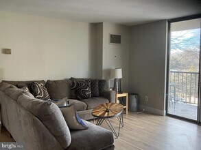 7420 Westlake Terrace in Bethesda, MD - Building Photo - Building Photo