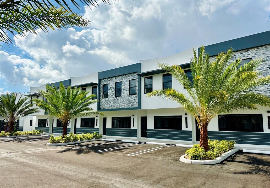 19201 NW 37th Ave in Miami Gardens, FL - Building Photo